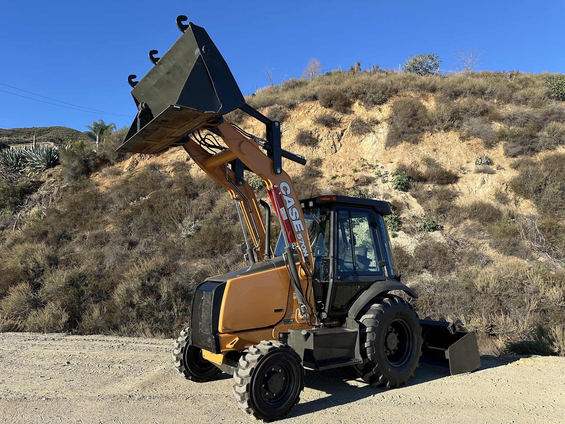 2019 Case 570N EP Skip Loader - Image 14
