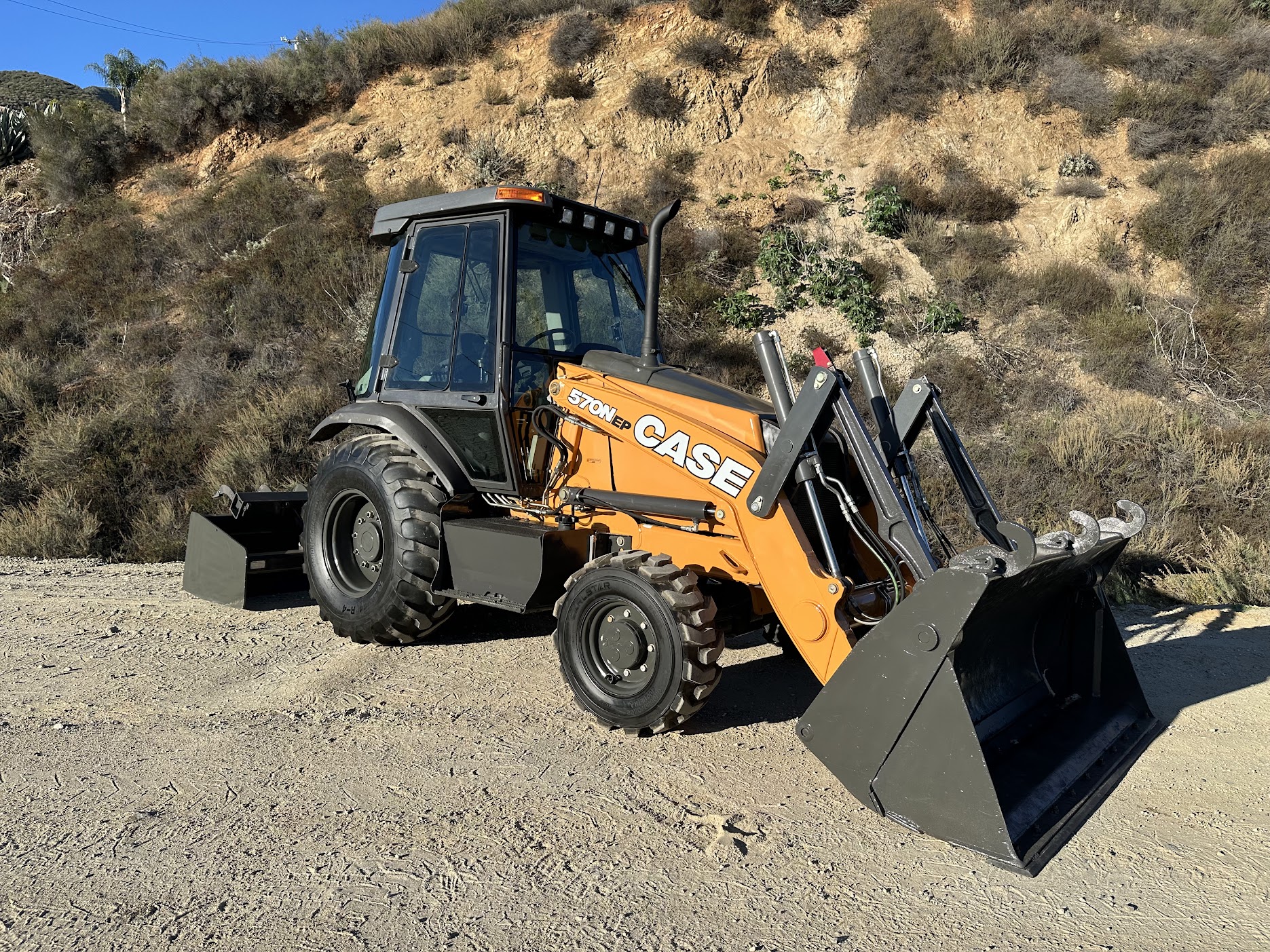 2019 Case 570N EP Skip Loader - Image 4